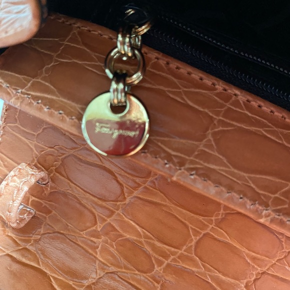 Ferragamo Vara handbag. - Picture 8 of 10